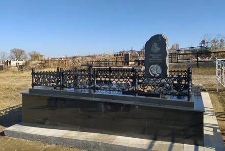 Монтаж мусульманского памятника с оградкой Алматы фото 4